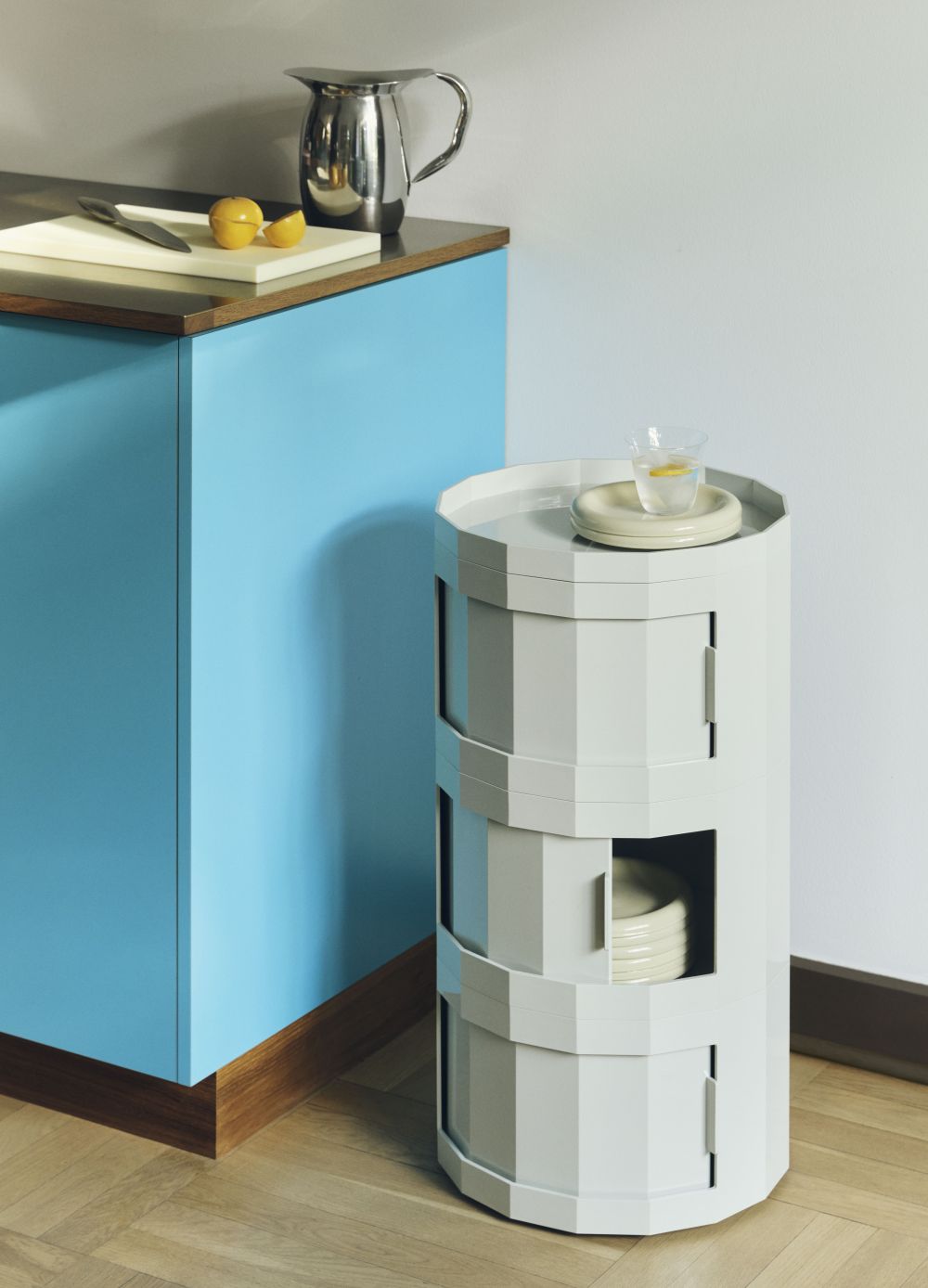 顏色：菠菜綠／霧灰／煙煤黑／霧藍／蛋殼白／薄荷／酒紅，價格：NTD$8,200起