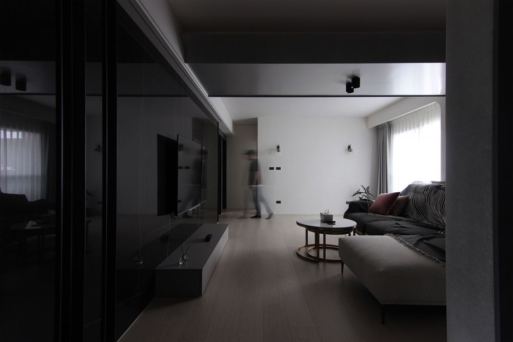 午夏。引光入廳