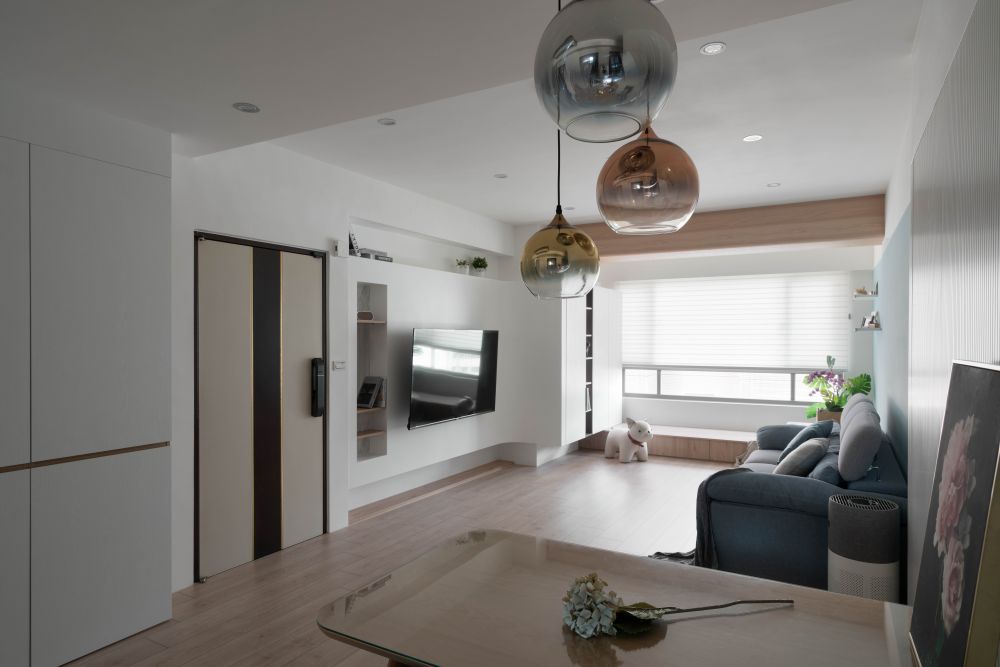 陽光裡透著藍的午後