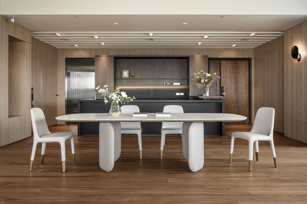 春江潮水連海平，海上明月共潮生。