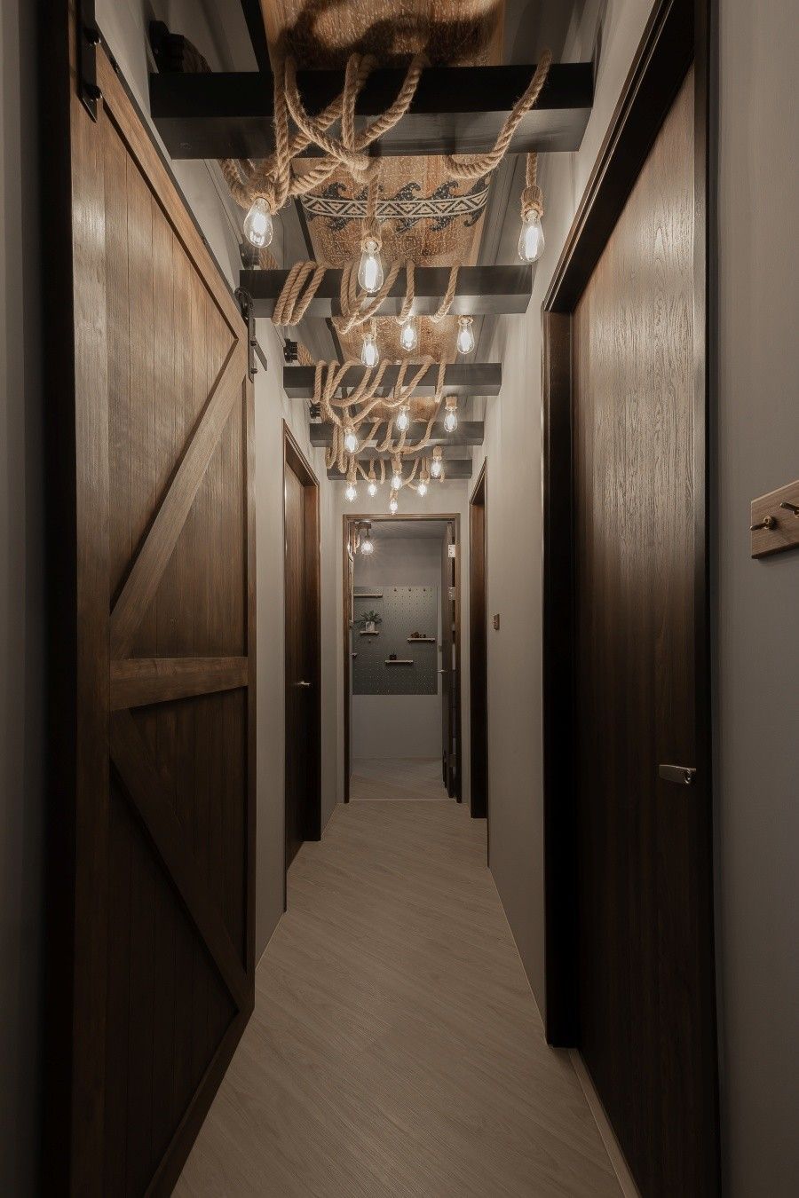 注入復古工業獨特的魅力，以鐵件 × 穀倉門共築42坪3房復古工業風寓所