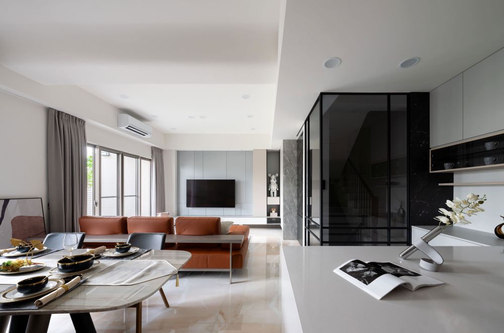 現代風透天別墅系統與木作共構豐富收納，低飽和度色系有效讓人沉心靜氣  