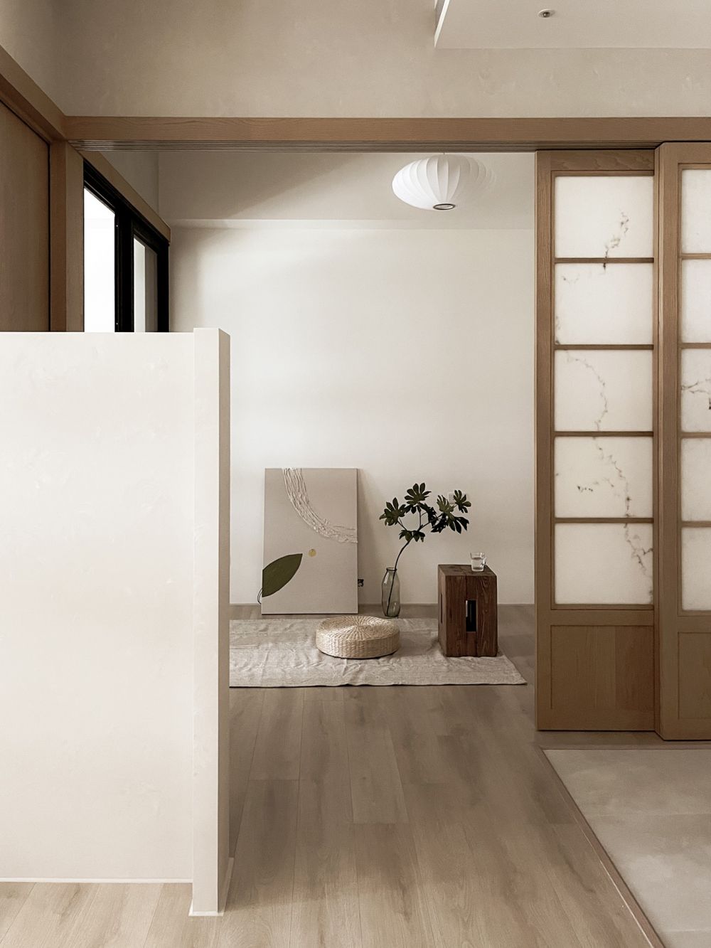 流暢牆面穿越錯落， 窗門透映渲染流光。砌疊雅韻潤景​，鑄​就眷戀寧美之境。