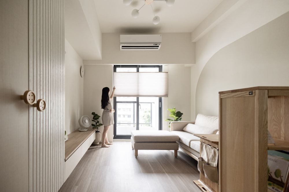 收納機能搭配圓潤實木家具呈現北歐風格美學