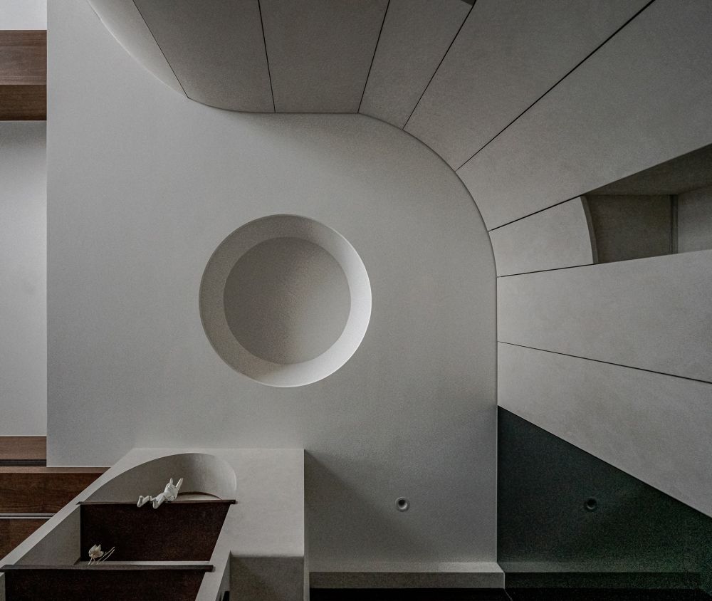 雙曲：時光的曲線，在空間中緩緩展開