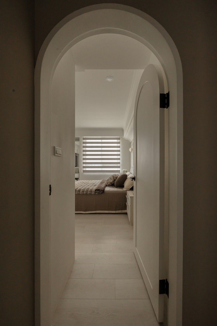 淺色空間加入線板、弧形設計,31坪中古屋變身優雅美式宅! 美式風 老屋翻新