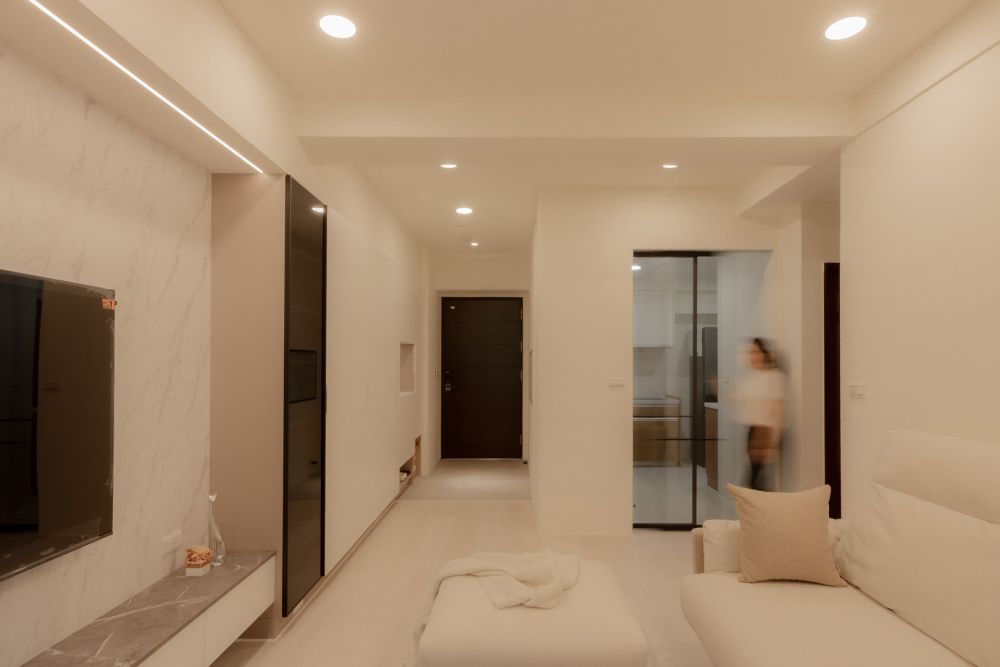 皇龍天晴｜現代純白