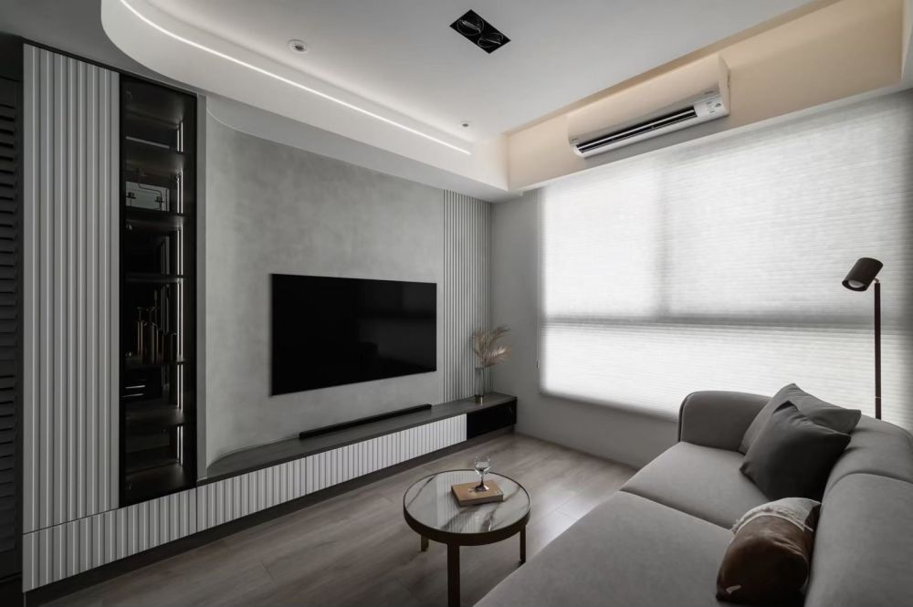 用灰白與木質，寫下極簡生活章節