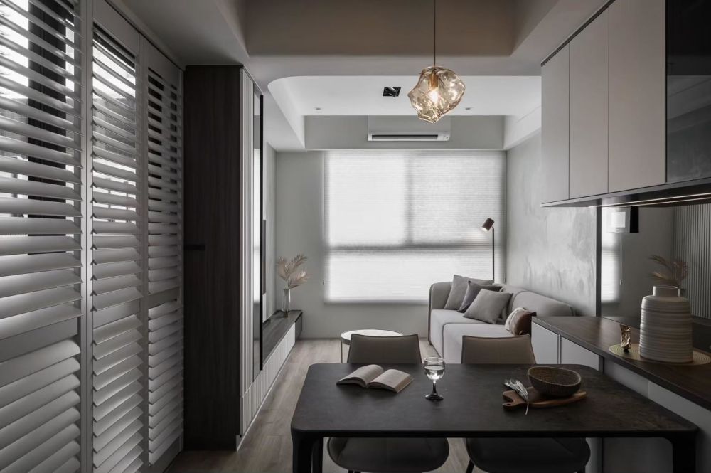 用灰白與木質，寫下極簡生活章節