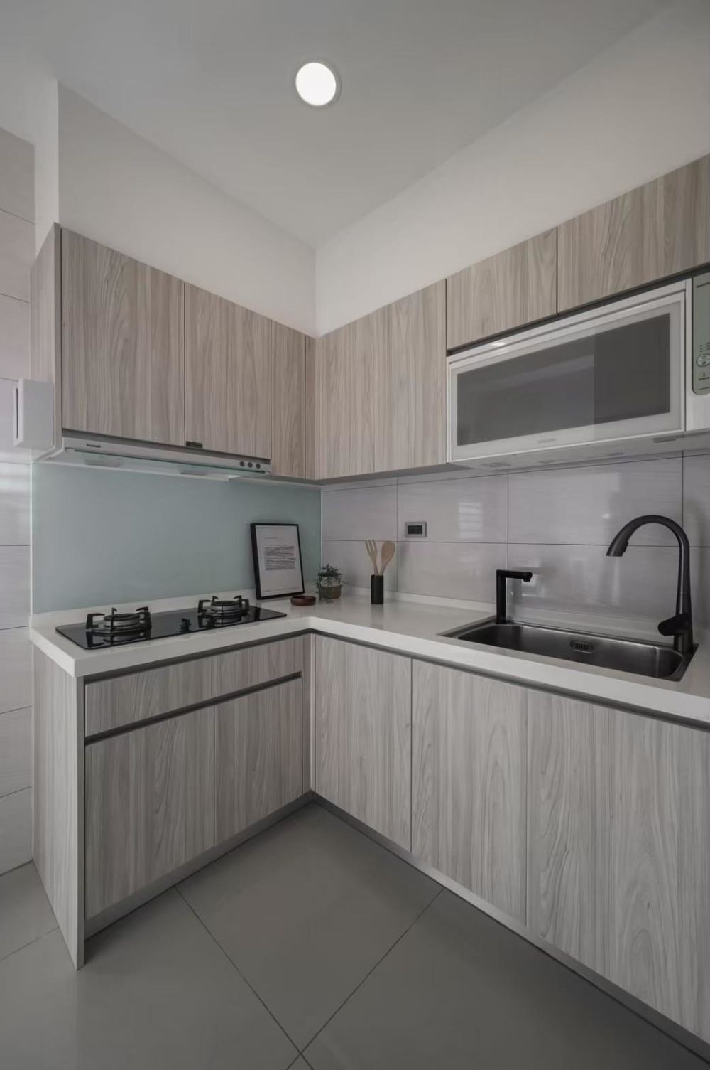 用灰白與木質，寫下極簡生活章節