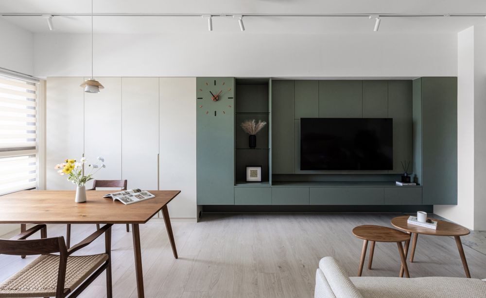 綠如松影,翠壁潤室。 光影輕落,木色低語。 腳步緩緩,日子暖暖。