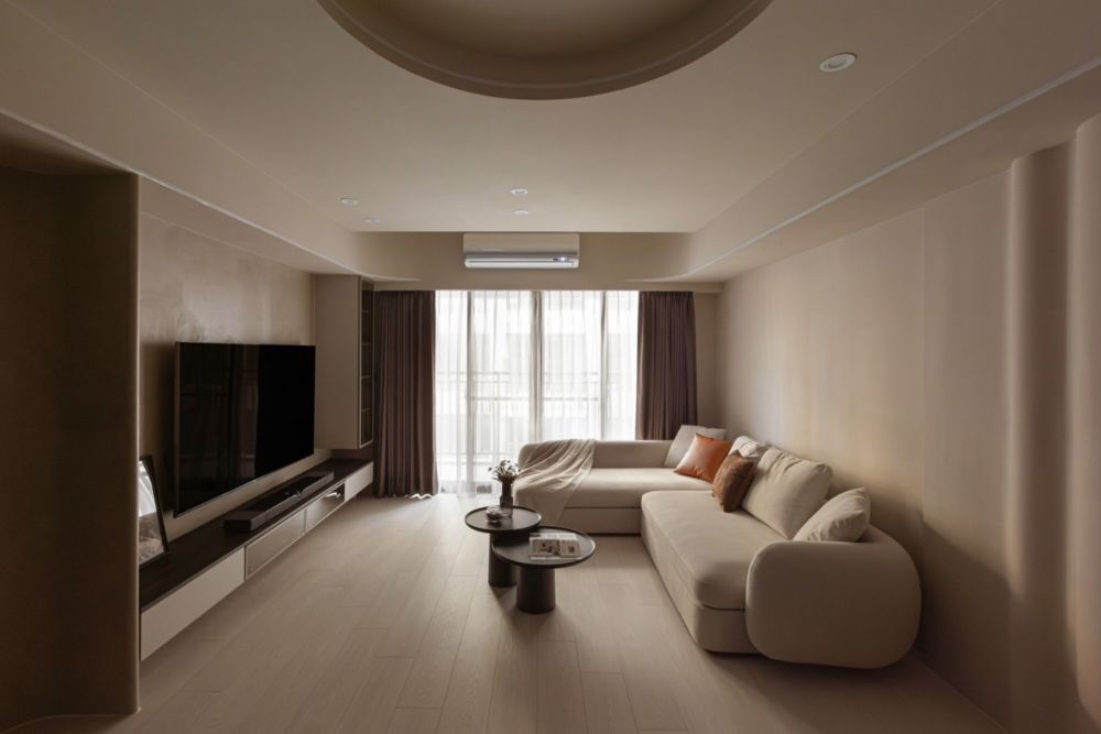 奶茶系色調 × 飄逸曲線,寫下閨蜜生活的溫潤篇章