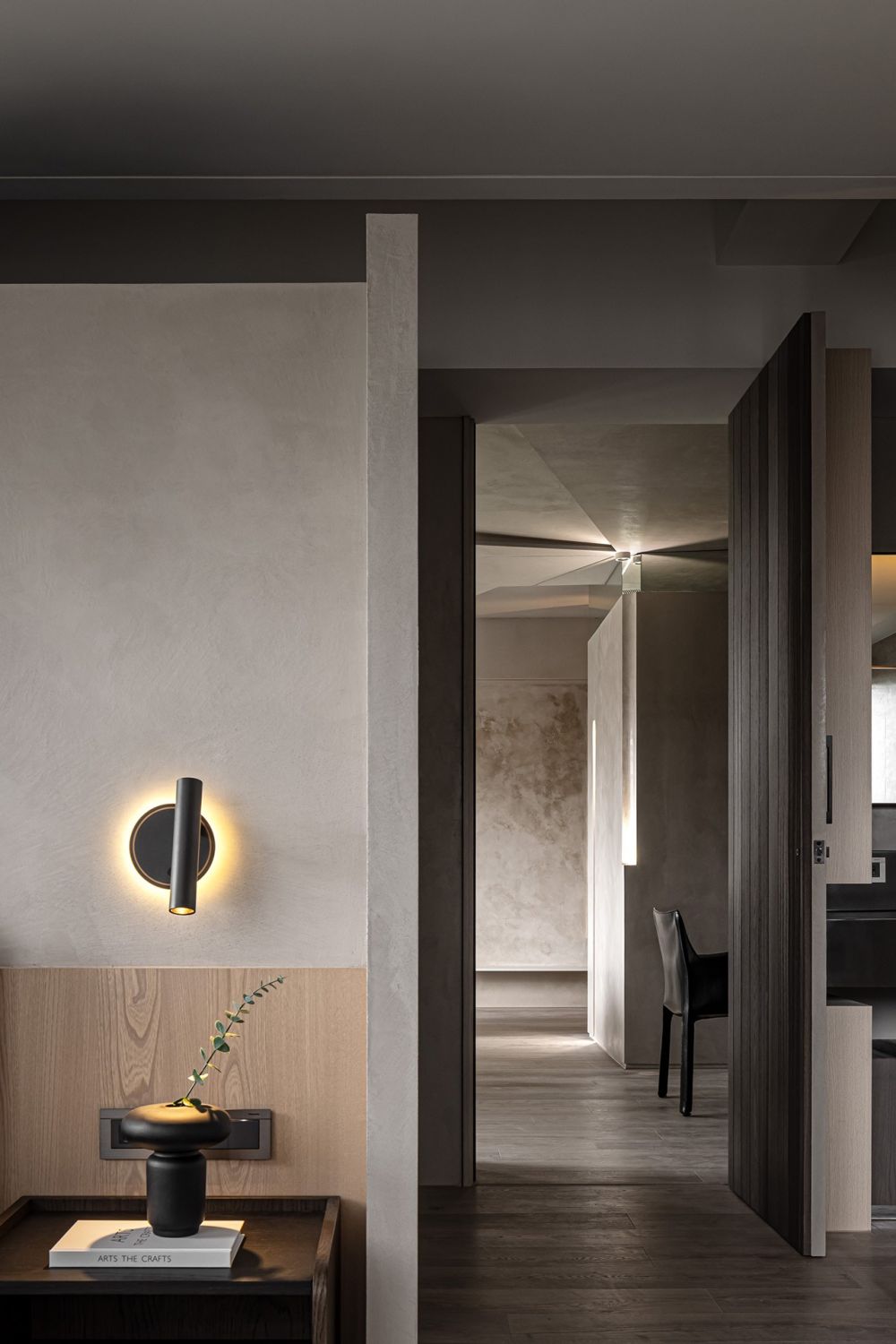 "𝑨 𝒔𝒕𝒆𝒑, 𝒂 𝒔𝒄𝒆𝒏𝒆 一對情侶共築的靜謐寓所",隨著迴游動線行走,讓生活在光影中慢慢展開