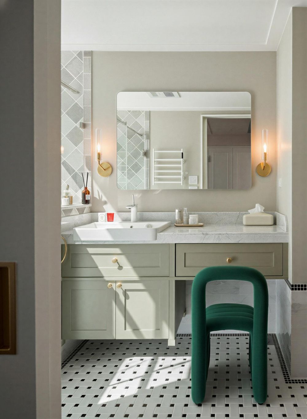 陽光和影子舞動,貓兒追逐,充滿藝術的美式溫馨宅