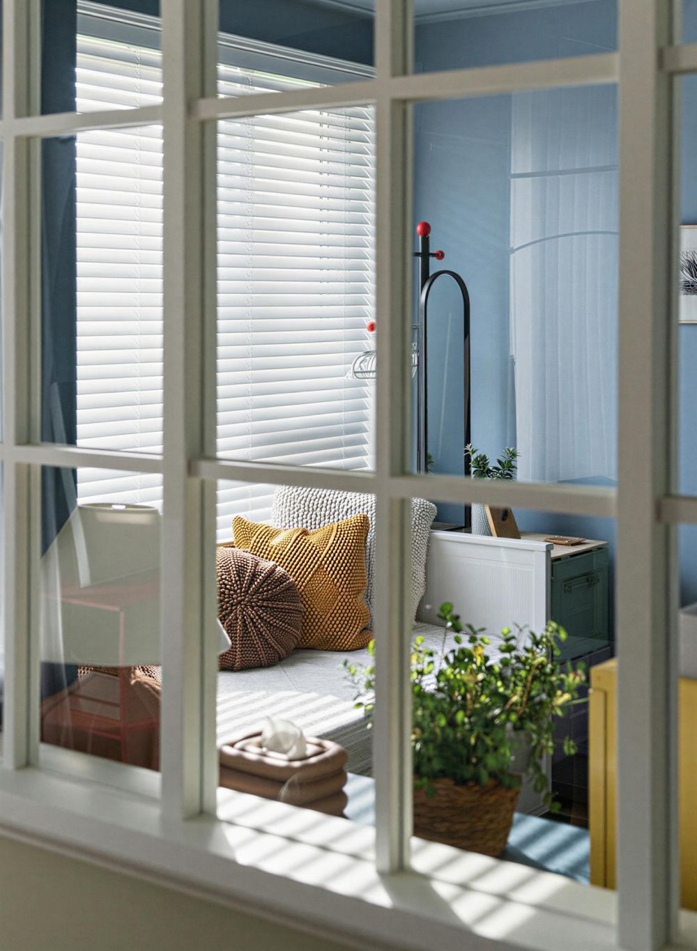 陽光和影子舞動,貓兒追逐,充滿藝術的美式溫馨宅