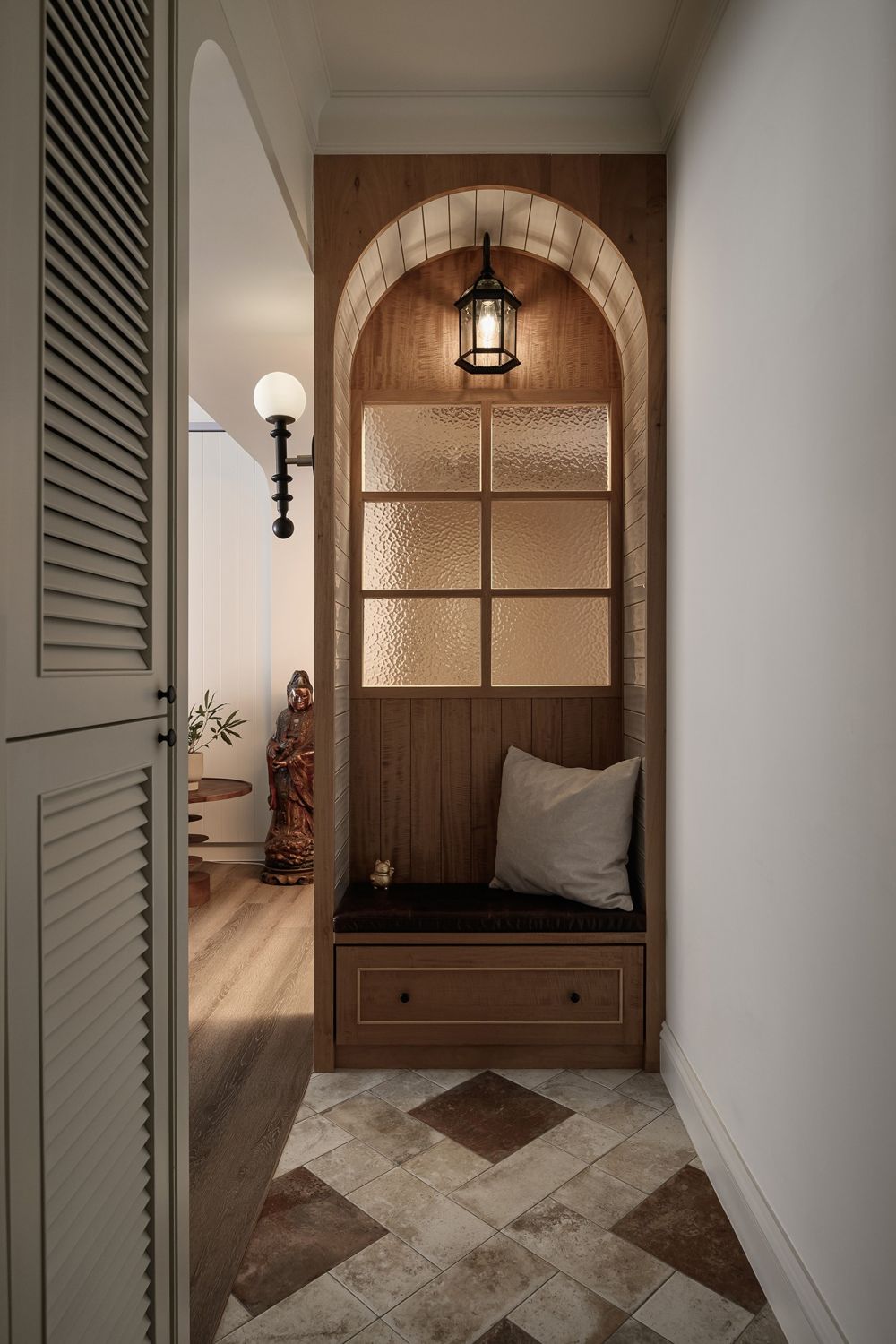 藍調美式宅邸｜46年舊屋改造，打造中島廚房與視聽室