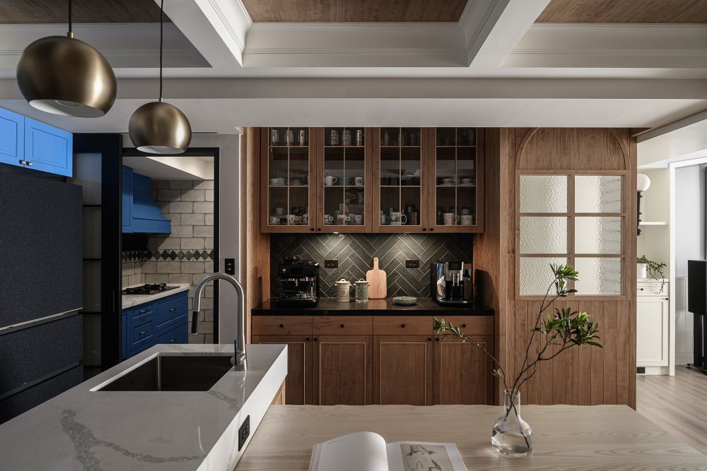 藍調美式宅邸｜46年舊屋改造，打造中島廚房與視聽室