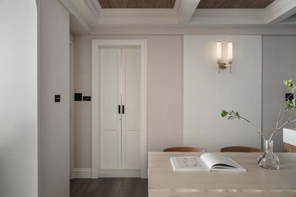 藍調美式宅邸｜46年舊屋改造，打造中島廚房與視聽室