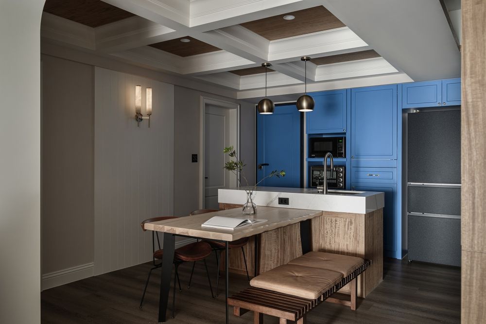 藍調美式宅邸｜46年舊屋改造，打造中島廚房與視聽室