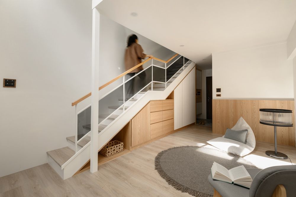 挑高 4.2 米！極簡暖木系夾層宅