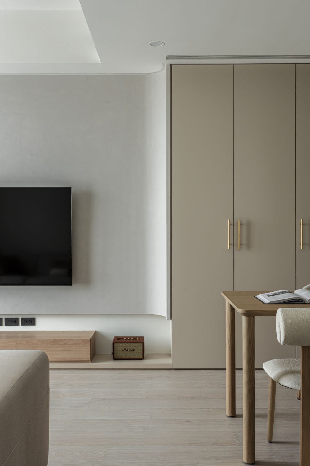 山嵐017｜淺木質搭配奶灰色調的柔和空間