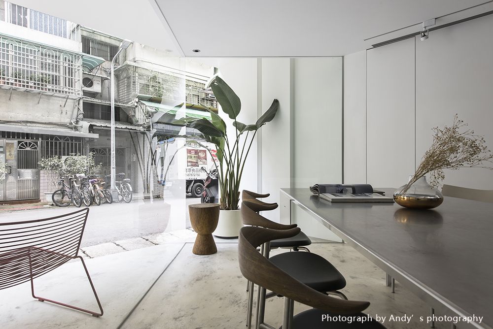 水泥粉光,玻璃,隔間