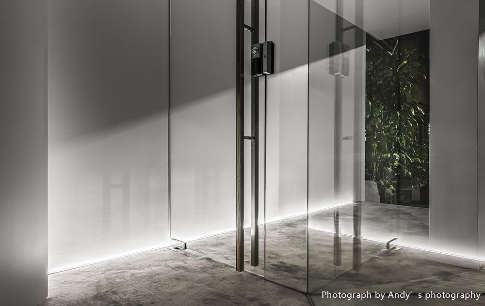 水泥粉光,玻璃,隔間