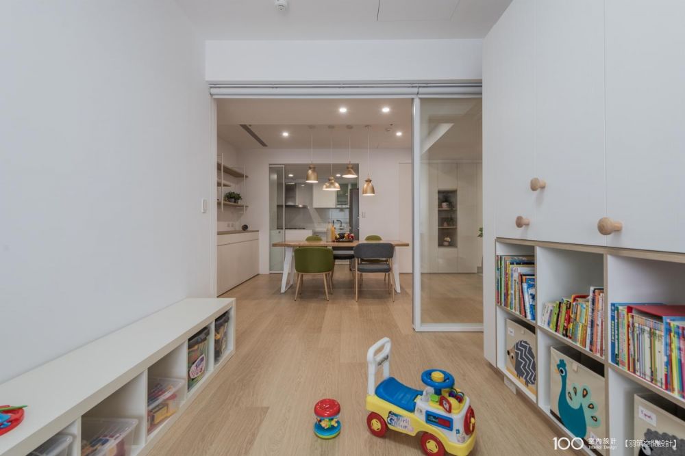 ▲利用玻璃隔間清楚看見孩子活動狀態，掌握安全無疑慮。圖片由羽筑設計、馥閣設計提供，看看這個作品其他部分