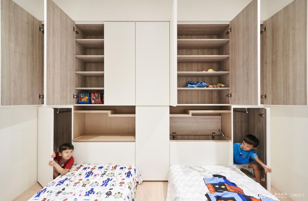 ▲將床頭結合收納櫃，讓孩子從小養成收納好習慣。圖片由構設計提供，看看這個作品其他部分