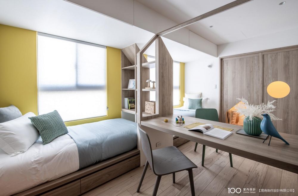 ▲倆倆相對的床和書桌，讓兩個孩子既獨立也能相互陪伴生活。圖片由晟角制作設計有限公司提供，看看這個作品其他部分